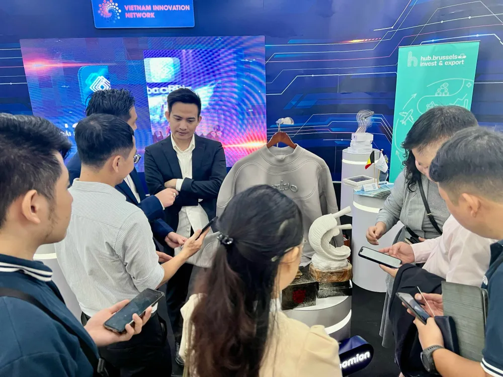 Khách tham quan tìm hiểu về công nghệ Vật lý số của Phygital Labs Khách tham quan tìm hiểu về công nghệ Vật lý số của Phygital Labs