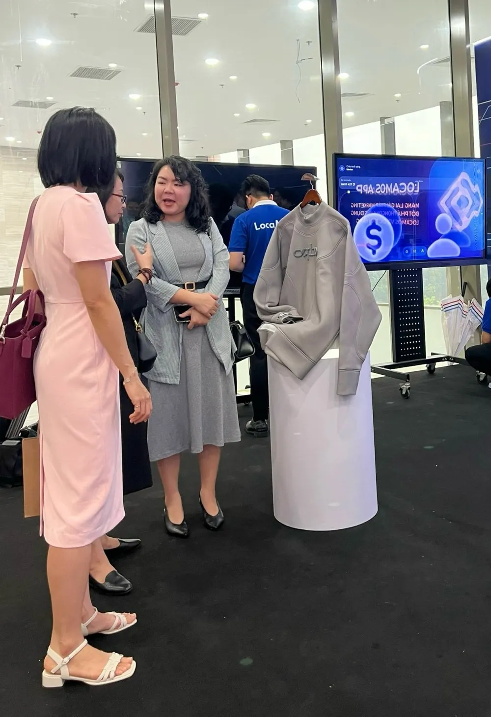 Khách tham quan tìm hiểu về công nghệ Vật lý số của Phygital Labs Khách tham quan tìm hiểu về công nghệ Vật lý số của Phygital Labs