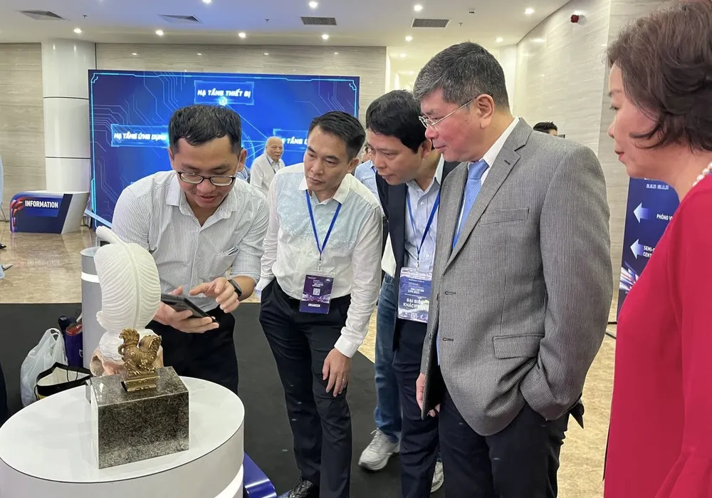 Khách tham quan tìm hiểu về công nghệ Vật lý số của Phygital Labs Khách tham quan tìm hiểu về công nghệ Vật lý số của Phygital Labs