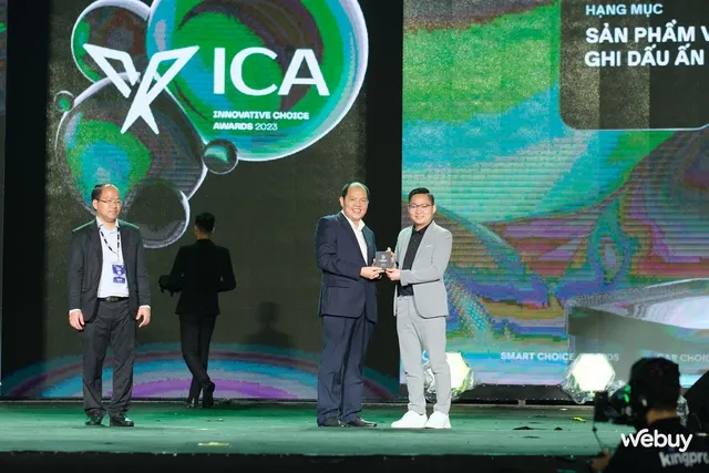 Đại diện OPPO nhận giải thưởng