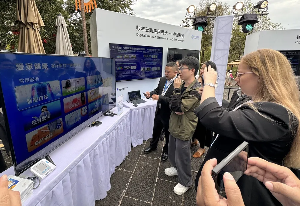 Huawei trình diễn công nghệ tại phố cổ Heshun