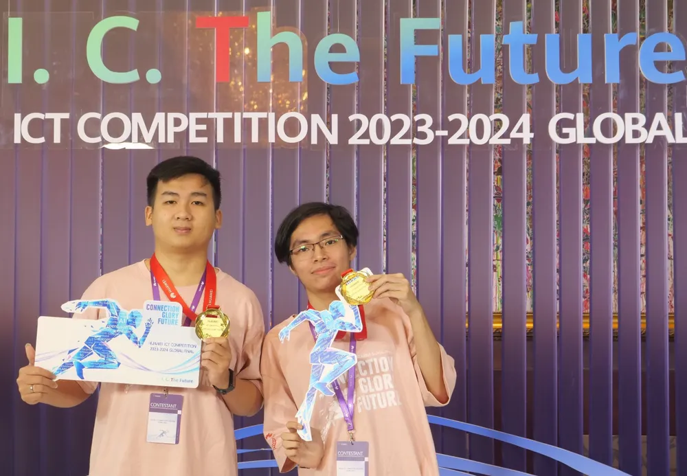 Đặng Phương Khôi Nguyên (bên phải) và Nguyễn Đắc Phúc nhận giải thưởng tại cuộc thi toàn cầu ICT Competition 2023 – 2024