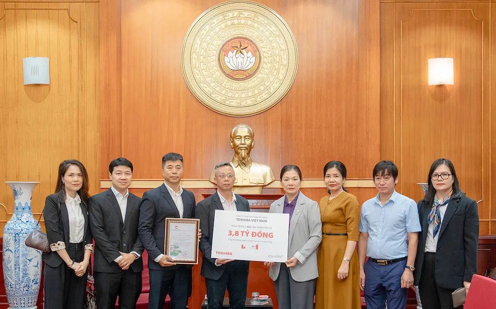 Toshiba trao tặng 1485 thiết bị cứu trợ đồng bào.png