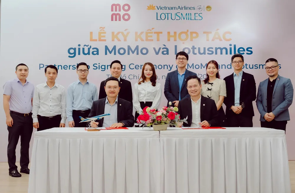 5. Đại diện Vietnam Airlines và MoMo đặt bút ký kết, chính thức triển khai chương trình liên kết đổi thưởng 2 chiều.jpg