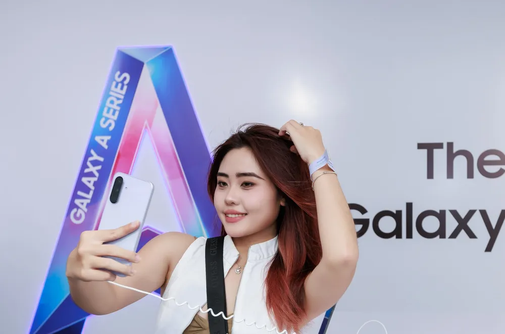 11. Người dùng trải nghiệm sản phẩm tại sự kiện.jpg