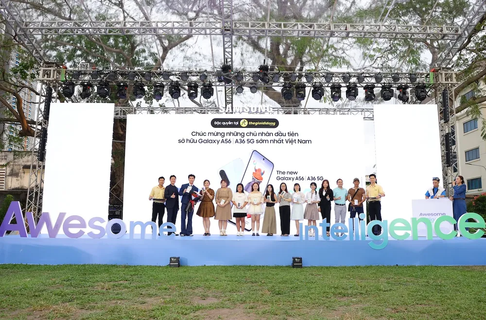 4. HIEUTHUHAI trao máy cho 50 khách hàng đầu tiên sở hữu Galaxy A series thế hệ mới.jpg