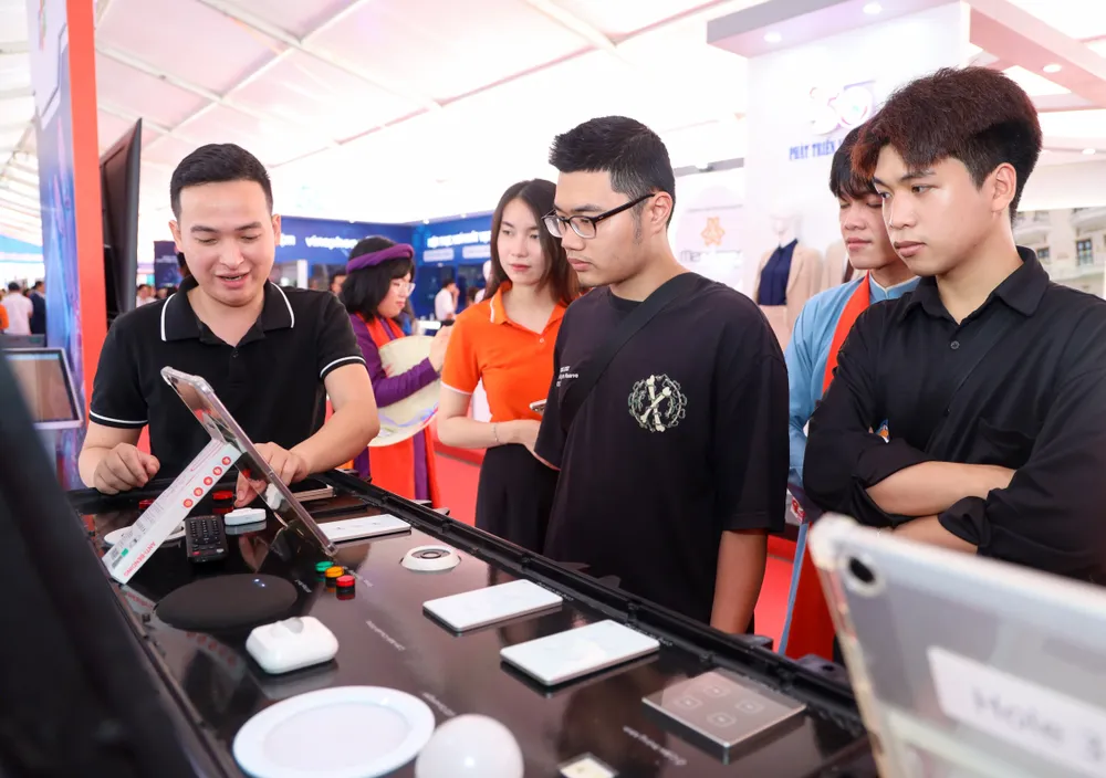 Nhân viên FPT giới thiệu công nghệ ứng dụng AI tại sự kiện