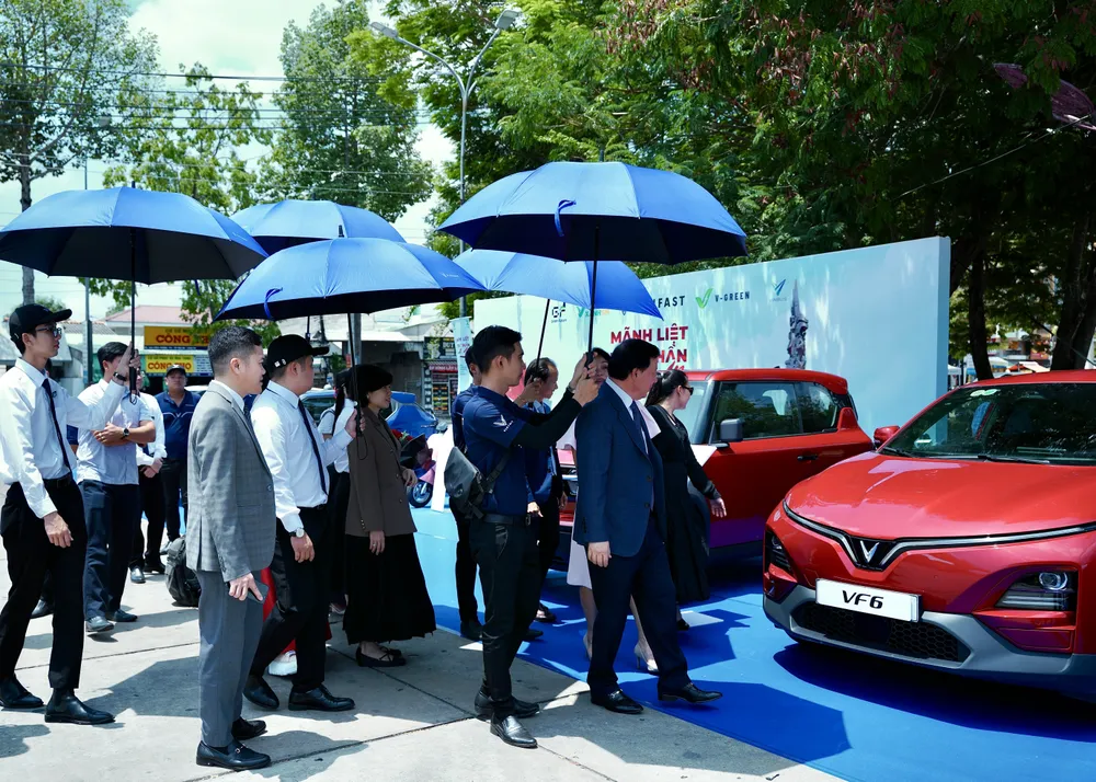 VFXanh không chỉ góp mặt tại buổi ký kết mà còn tham gia sâu rộng vào chuỗi sự kiện lái thử xe điện, khẳng định cam kết thúc đẩy giao thông xanh và lối sống bền vững tại địa phương.