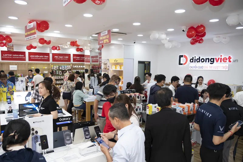 Khách hàng mua sắm tại Di Động Việt