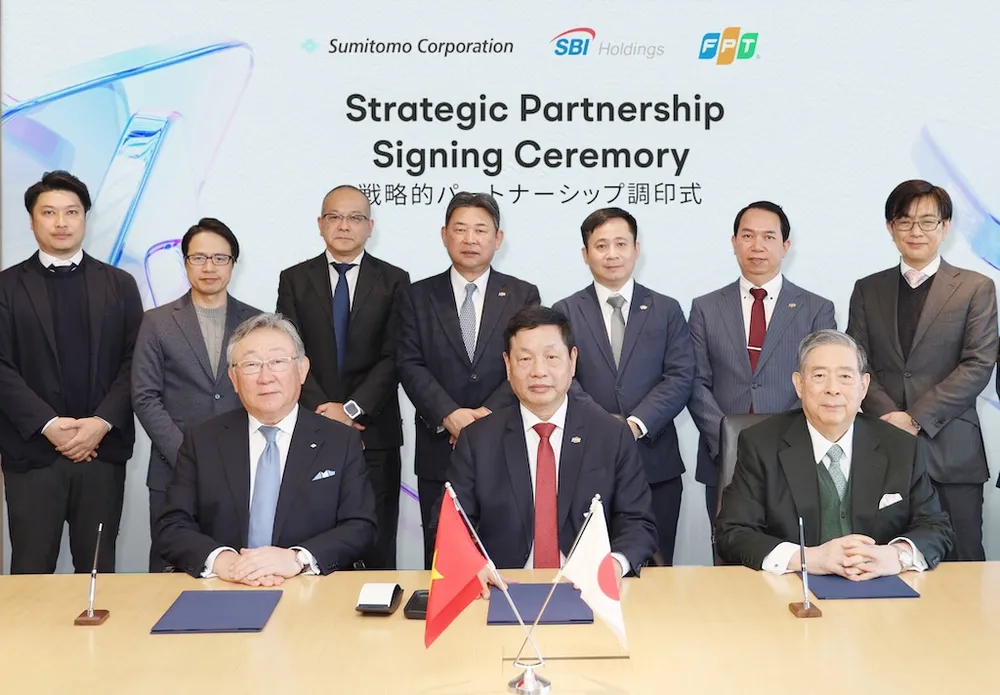 Ông Trương Gia Bình - Chủ tịch HĐQT kiêm Nhà sáng lập Tập đoàn FPT cùng ông Yoshitaka Kitao – Giám đốc Đại diện, Chủ tịch kiêm Tổng Giám đốc Tập đoàn SBI Holdings và ông Toshikazu Nambu – Giám đốc, Phó Chủ tịch Tập đoàn Sumitomo, trong lễ ký kết thỏa thuận hợp tác chiến lược