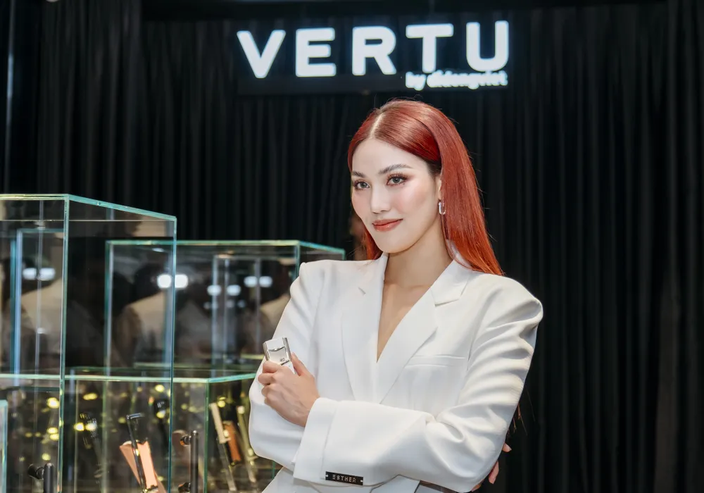 Siêu mẫu Lan Khuê với sản phẩm Vertu.