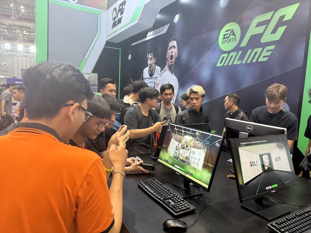 年轻人们兴高采烈地体验游戏