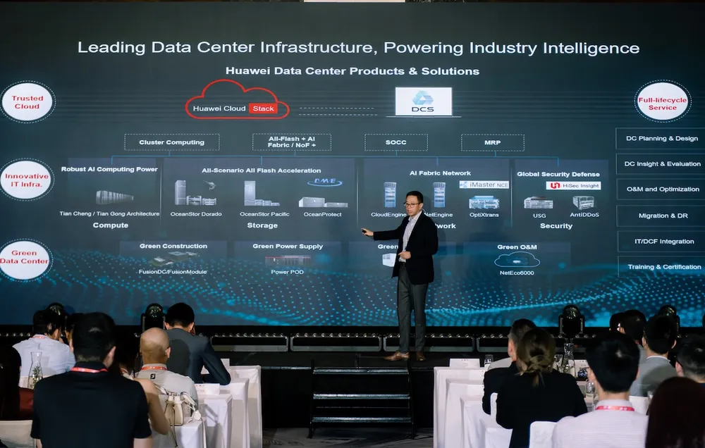 Đại diện Huawei chia sẻ thông tin tại sự kiện.