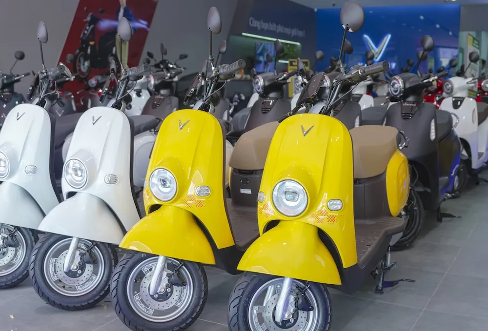 Xe máy điện Vinfast Motio có thiết kế nhỏ gọn, nhiều màu sắc như đỏ, trắng, hồng, vàng… để khách hàng lựa chọn