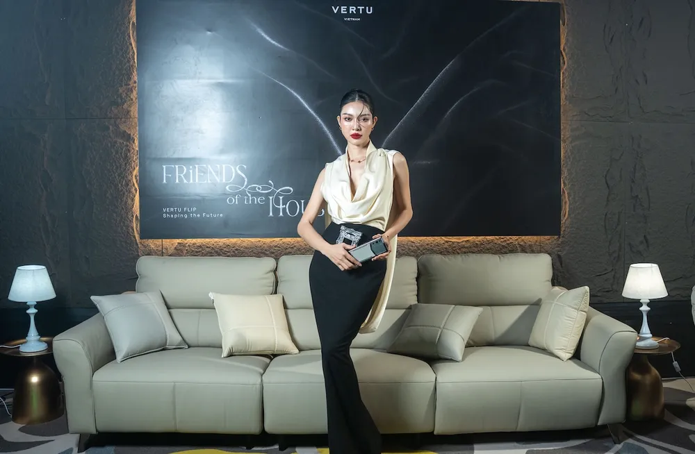 Vertu Quantum Flip với giá khởi điểm từ 159 triệu đồng