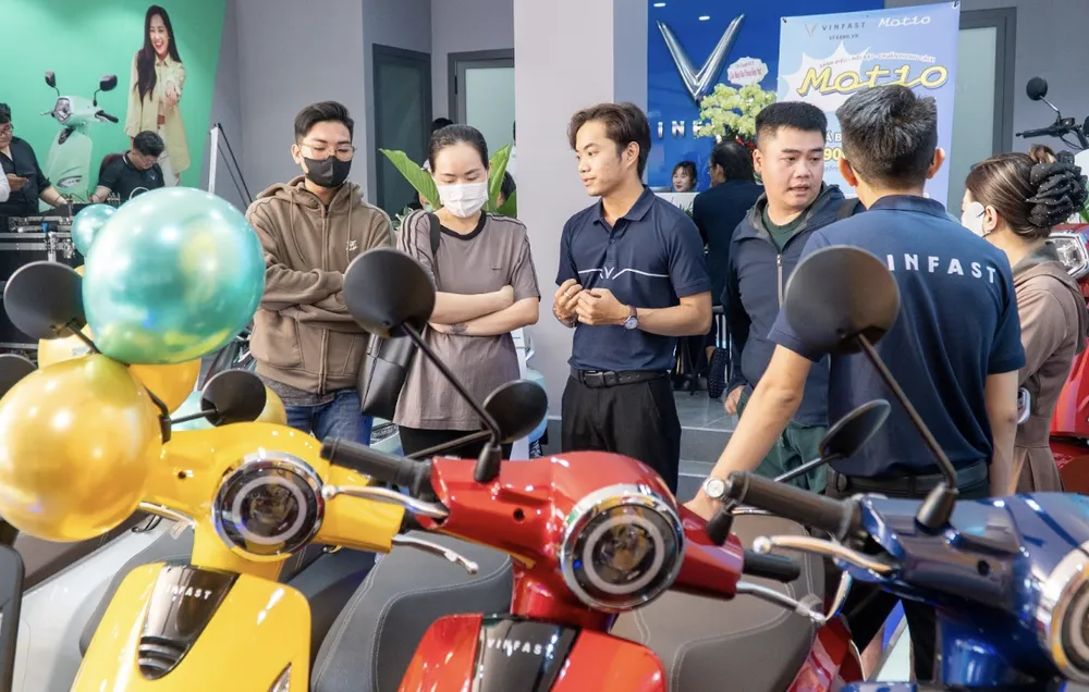 Khách hàng đến trải nghiệm xe máy điện trực tiếp tại VFXanh