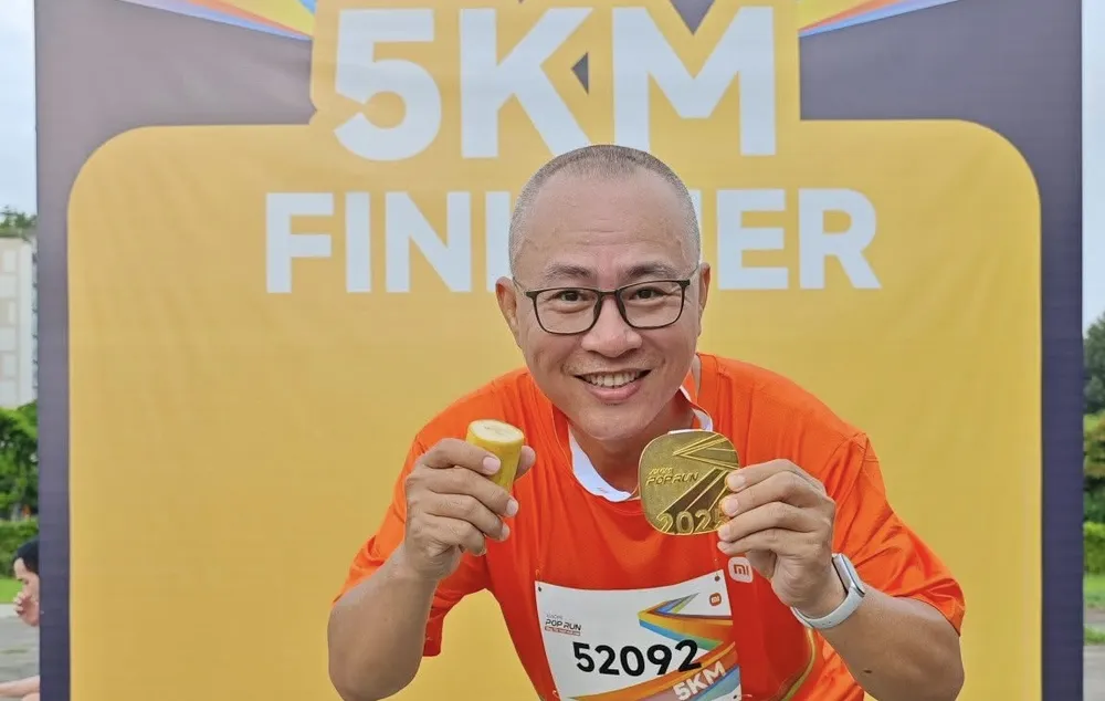 Một vận động viên tham dự Xiaomi POP Run với Xiaomi Smart Band 10 trên tay