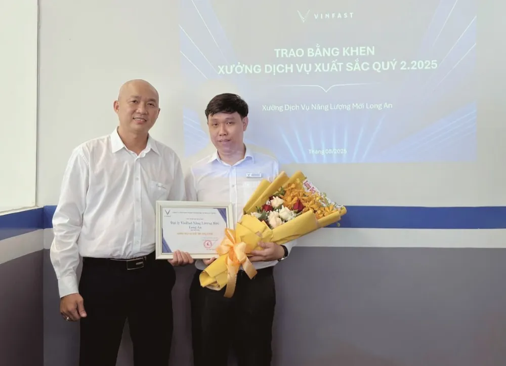 Đại diện VFXanh Long An 1 nhận bằng khen “Xưởng dịch vụ xuất sắc quý” II/2025.