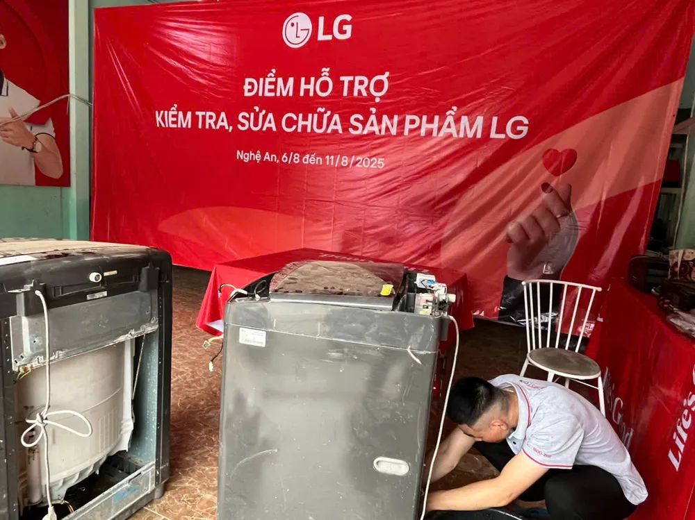 LG Electronics Việt Nam sửa chữa thiết bị điện tử cho đồng bào vùng bão lũ