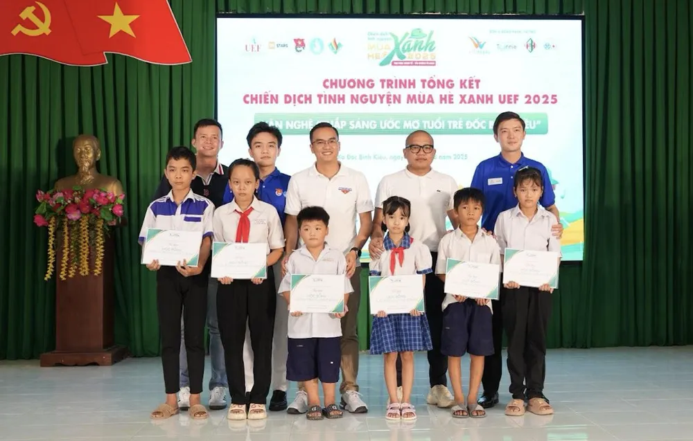 Đại diện Nha khoa Teennie Clinic trao tặng quà cho trẻ em tại xã Đốc Binh Kiều, Đồng Tháp