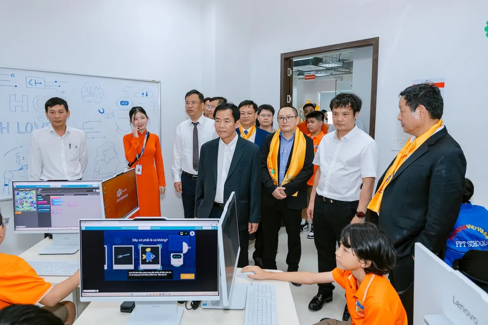 Lãnh đạo Thành phố Huế và Tập đoàn FPT cùng các đại biểu tham quan phòng học trong Tổ hợp.