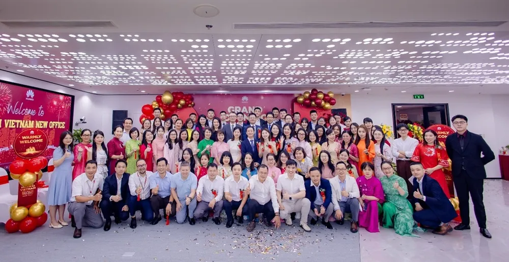 Huawei Việt Nam lần thứ 2 liên tiếp nhận giải thưởng Nơi làm việc tốt nhất 2025 (2).jpg