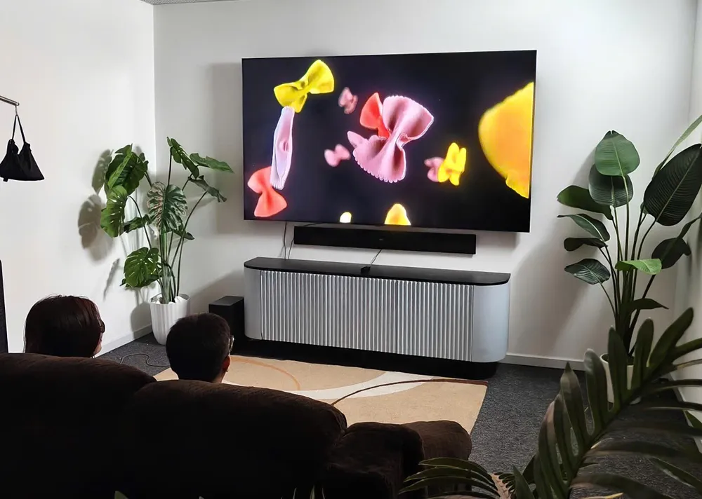 TV LG QNED86 100 inch 2025 mang cả không gian chiếu phim vào trong gia đình