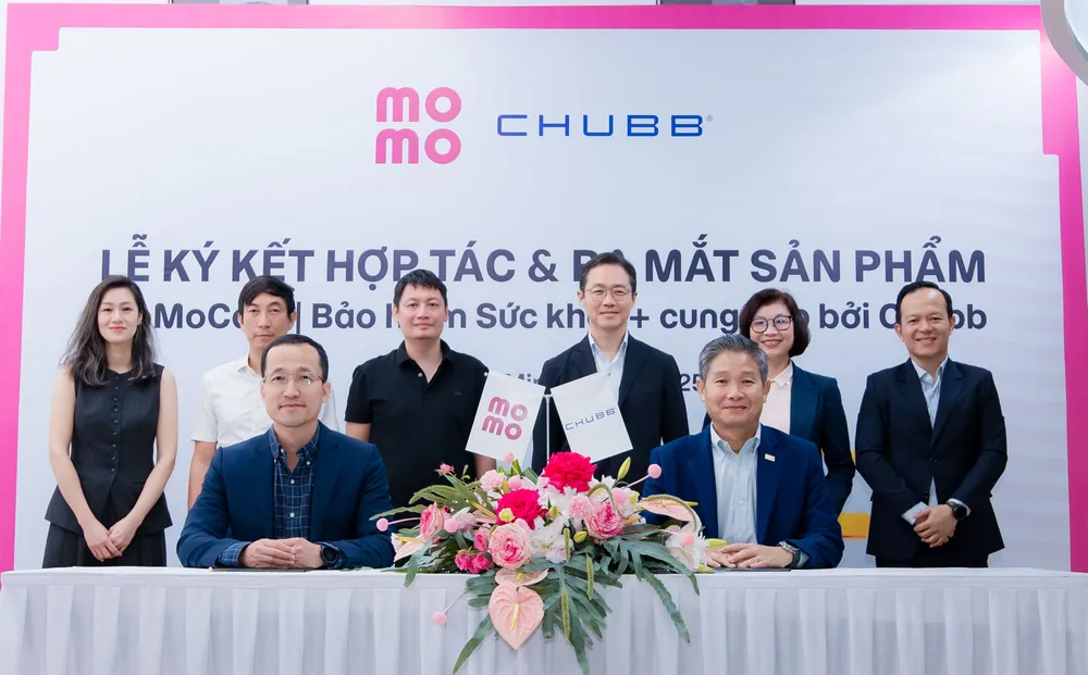 Đại diện MoMo và Chubb Life Việt Nam ký kết hợp tác