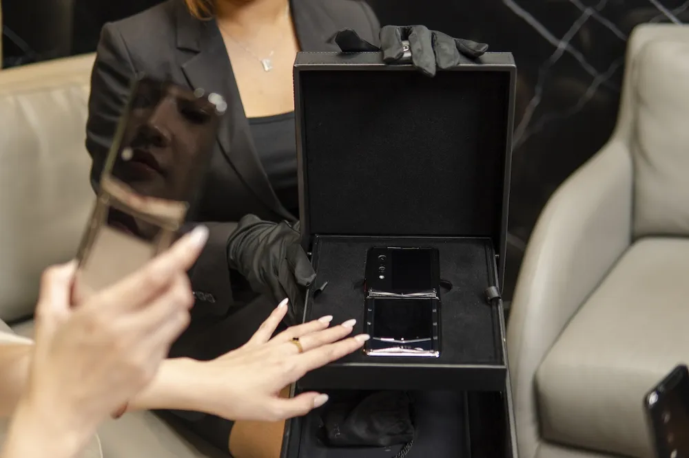 Vertu Việt Nam - điện thoại Quantum Flip.JPG