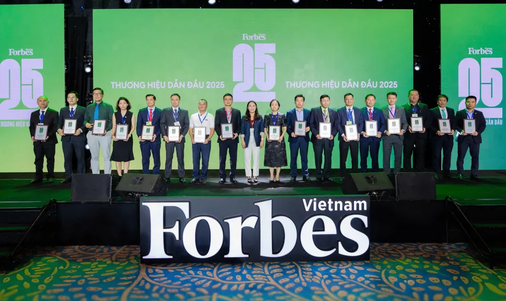 FPT cùng các đơn vị khác nhận giải thưởng Forbes Việt Nam