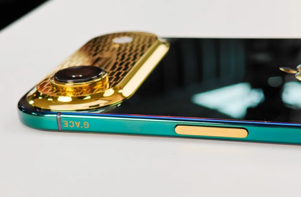 iPhone Air được chế tác có thể ánh lên màu xanh ngọc sáng rực hoặc xanh lục trầm lắng...