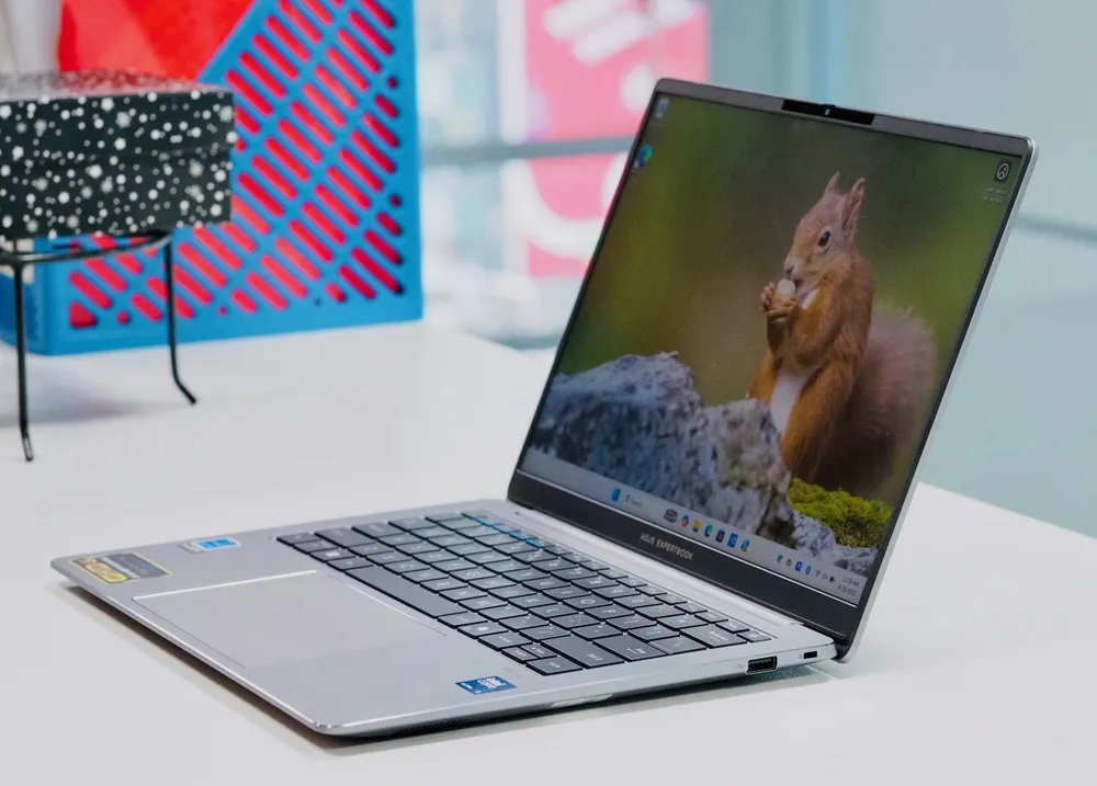 ASUS Expertbook tạo nên sự bền bỉ trong một thiết kế xuất sắc