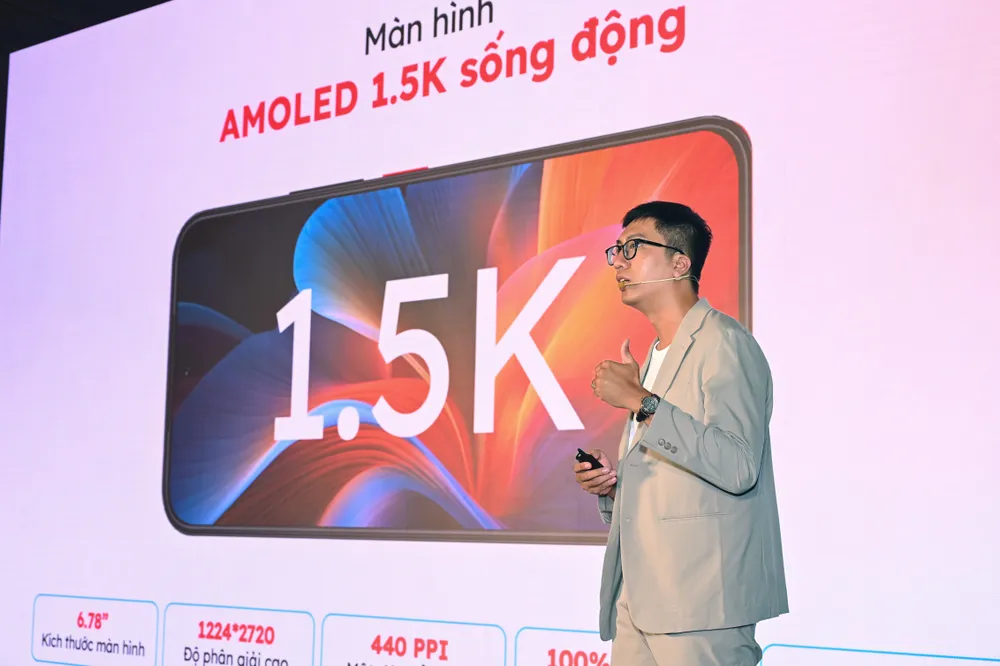 Đại diện nubia Việt Nam giới thiệu về sản phẩm nubia Air tại sự kiện .jpg.jpg