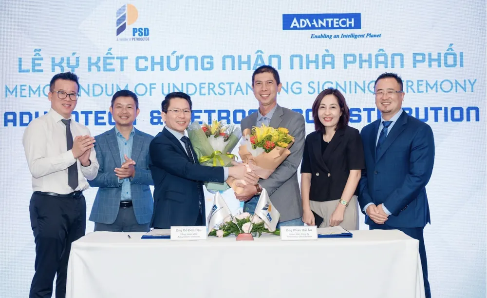Đại diện Petrosetco Distribution và Advantech tại lễ ký kết hợp tác