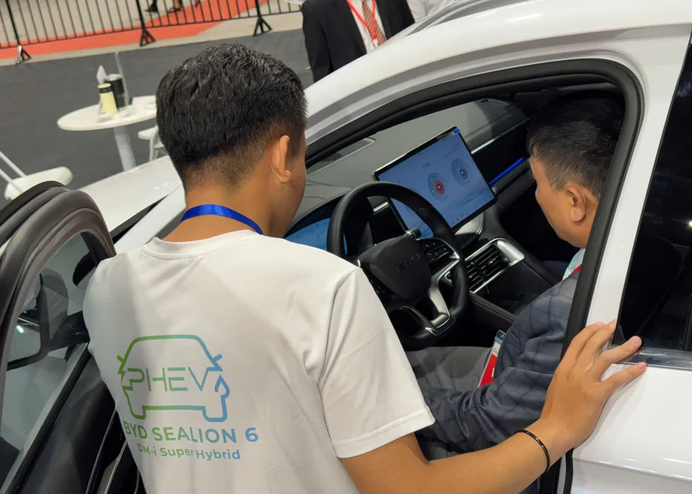 Khách hàng trải nghiệm xe BYD tại sự kiện