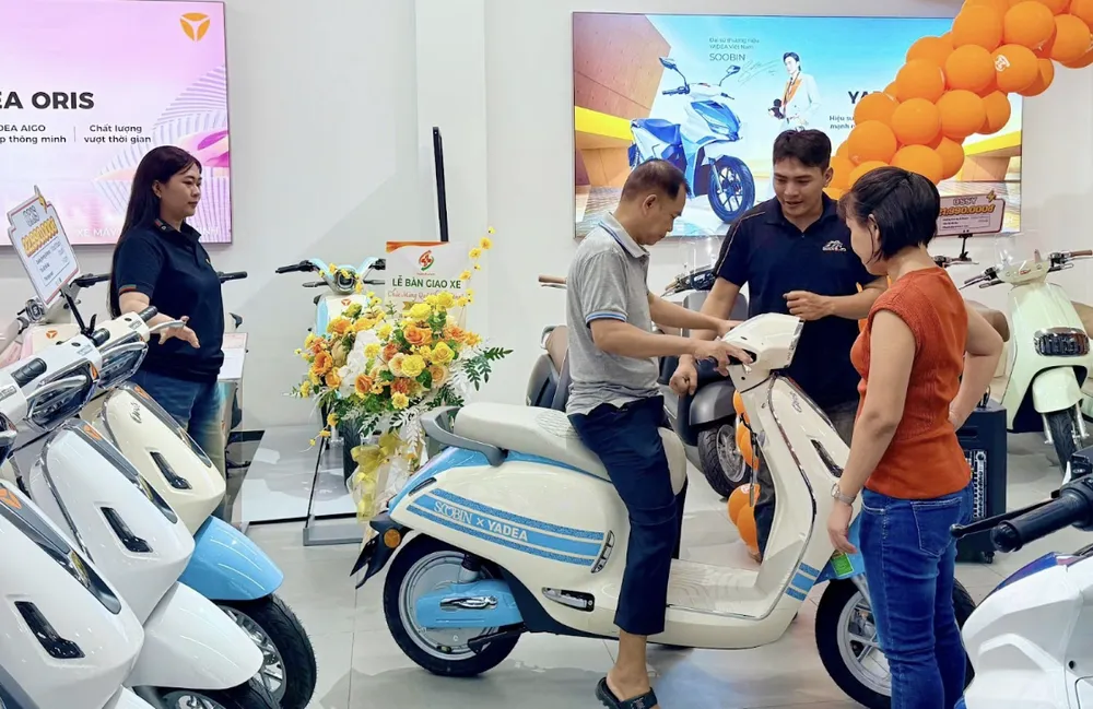 Khách hàng đến trải nghiệm trực tiếp tại cửa hàng Yadea Plus Phạm Hùng