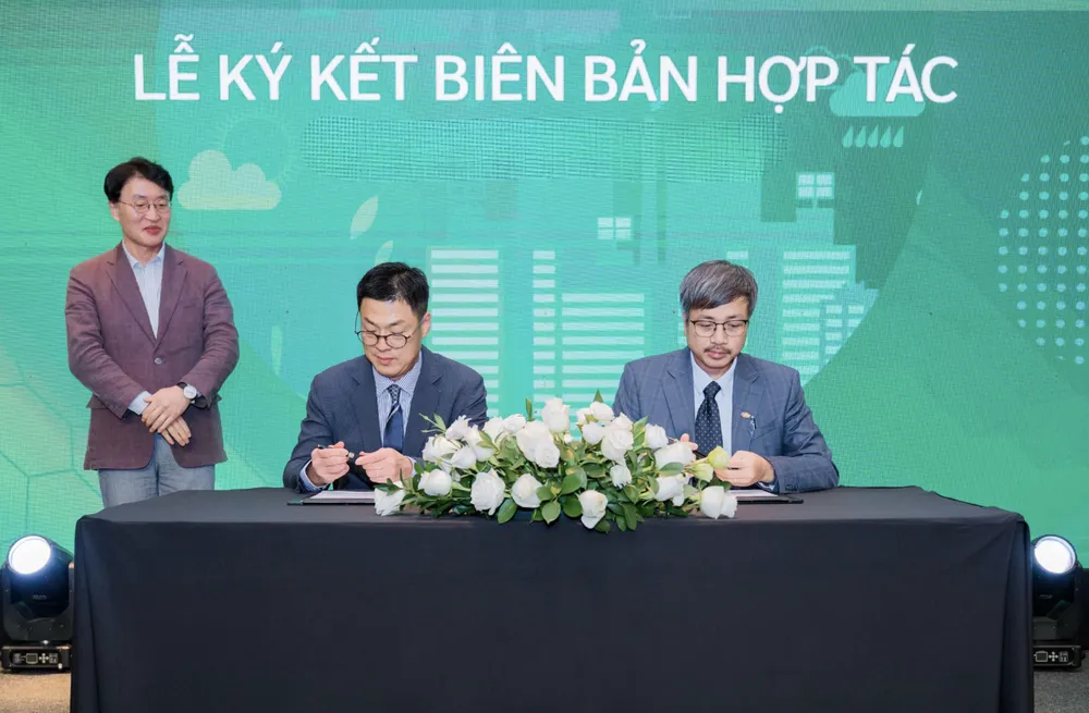 Đại diện FPT cùng Glassdome ký kết hợp tác