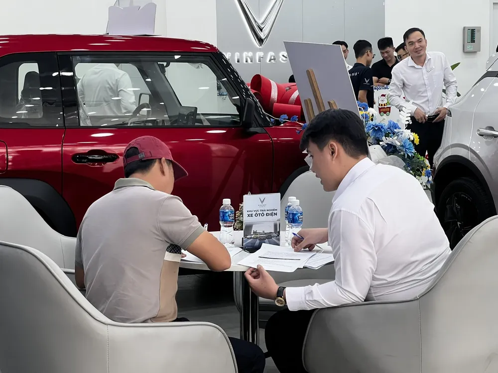 Khách hàng chọn mua VinFast 