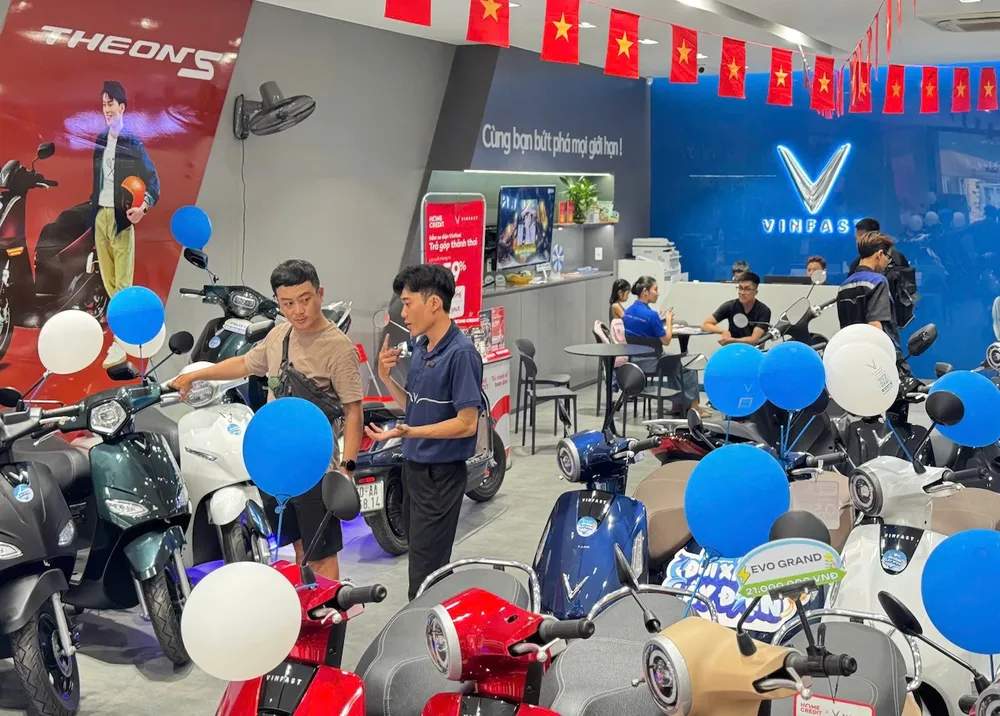 Khách hàng lựa chọn xe máy điện VinFast