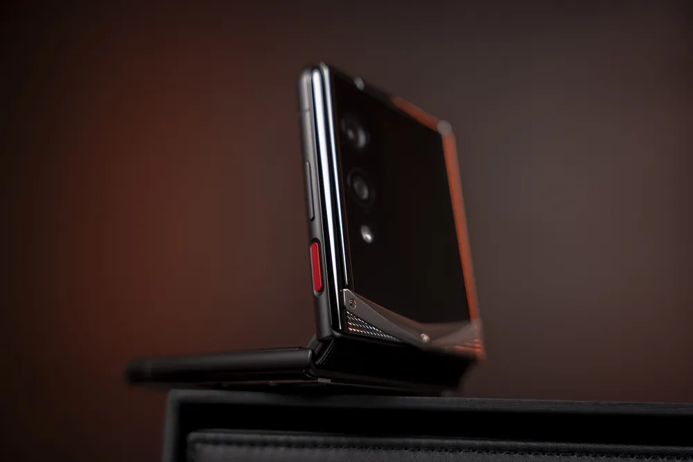 Phím Ruby trứ danh của Vertu giúp kích hoạt tức thì hệ thống hỗ trợ đặc quyền 24/7