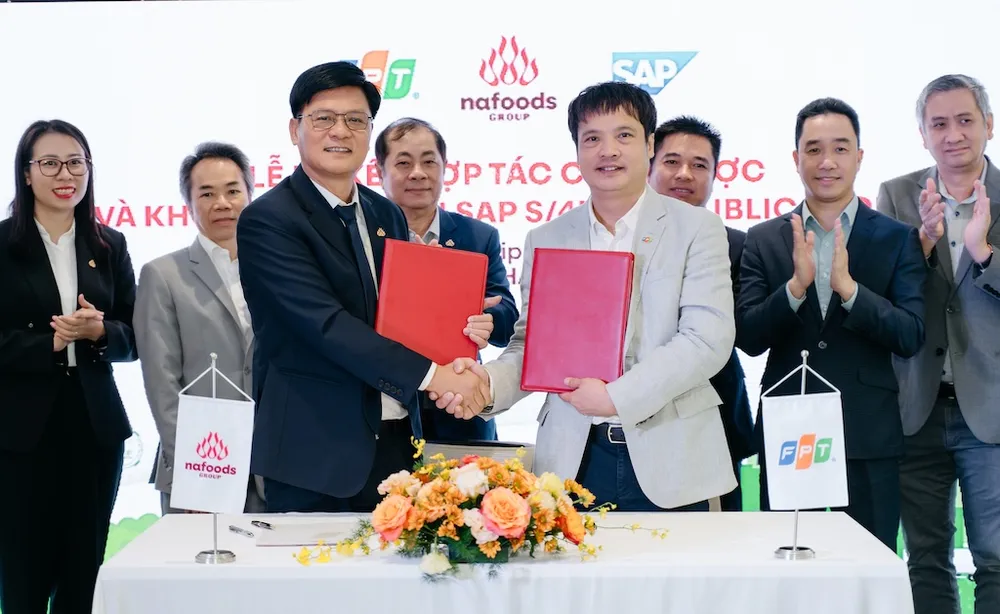 Đại diện Nafoods Group cùng FPT ký kết hợp tác chiến lược toàn diện