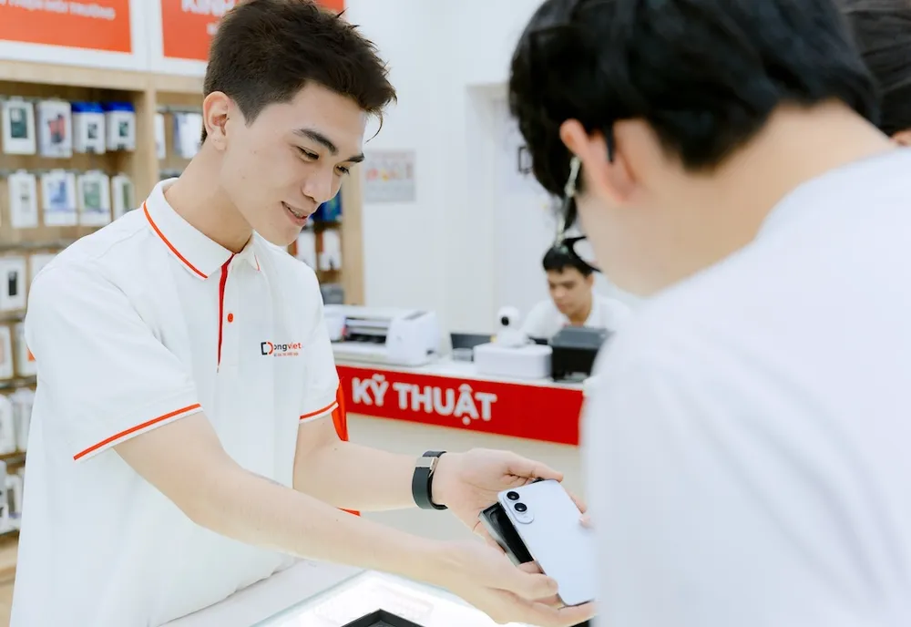 Khánh hàng mua thiết bị di động tại Di Động Việt
