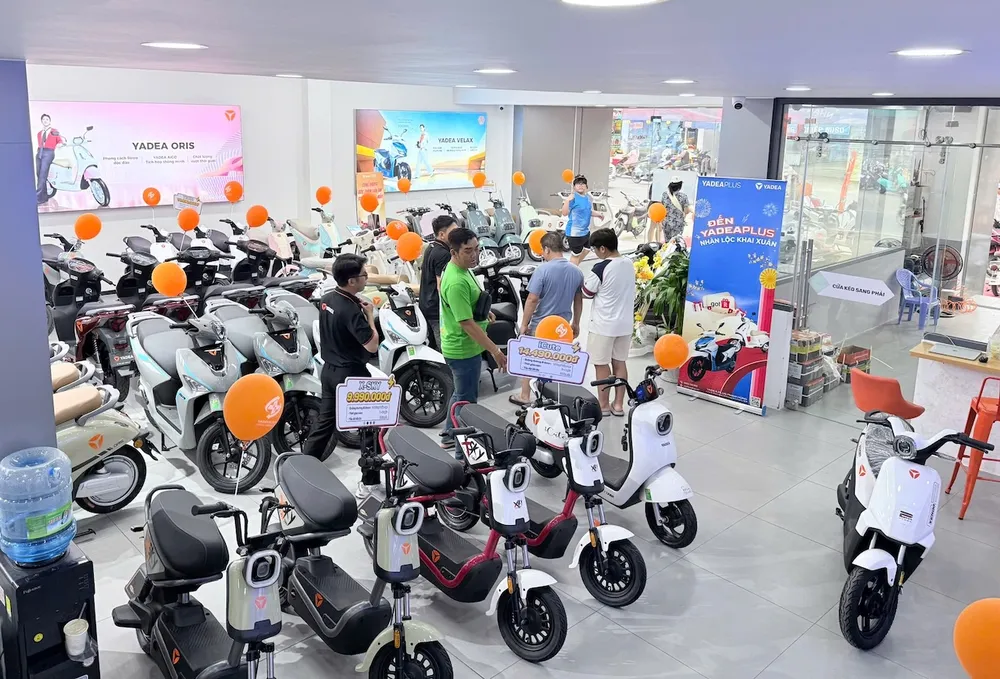 Khách hàng đến Yadea Plus Phạm Hùng để tìm hiểu và trải nghiệm công nghệ TTFAR