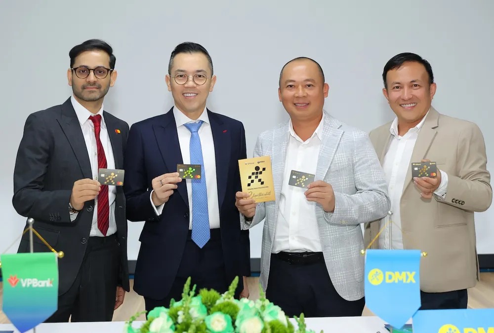 Đại diện VPBank và DMX tại sự kiện ra mắt thẻ