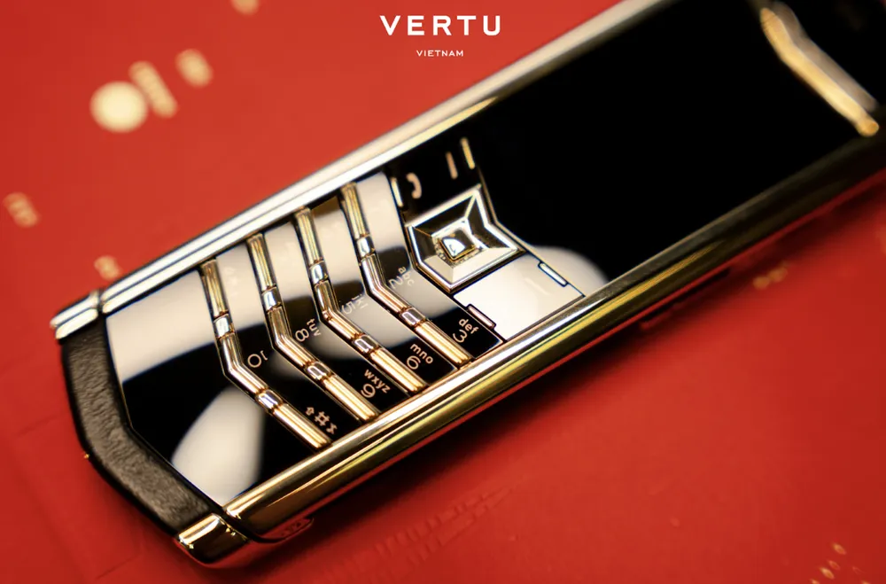Vertu Signature V Full Gold khẳng định vị thế với thân vỏ vàng khối 18K uy nghi.