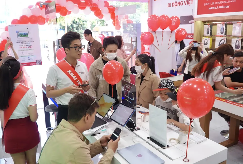 Khách hàng mua sản phẩm di động tại cửa hàng số 3 Phan Đăng Lưu