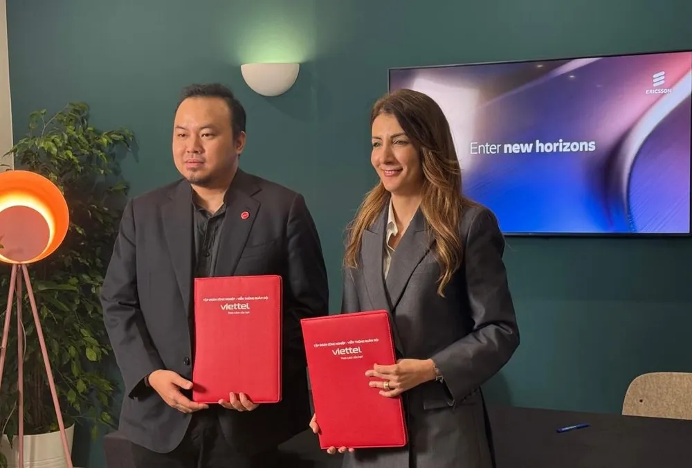 Bà Rita Mokbel, Chủ tịch Ericsson Việt Nam và ông Lê Quang Hiếu, Phó Tổng giám đốc, Viettel Networks tại buổi lễ ký kết