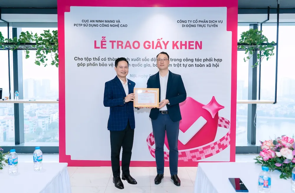 Đại diện MoMo nhận giấy khen từ Cục An ninh mạng và phòng, chống tội phạm sử dụng công nghệ cao