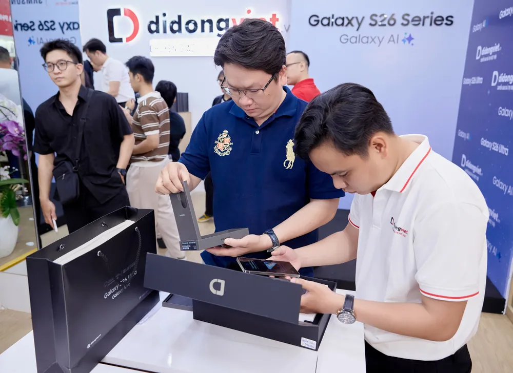 Khách hàng nhận Galaxy S26 series tại Di Động Việt