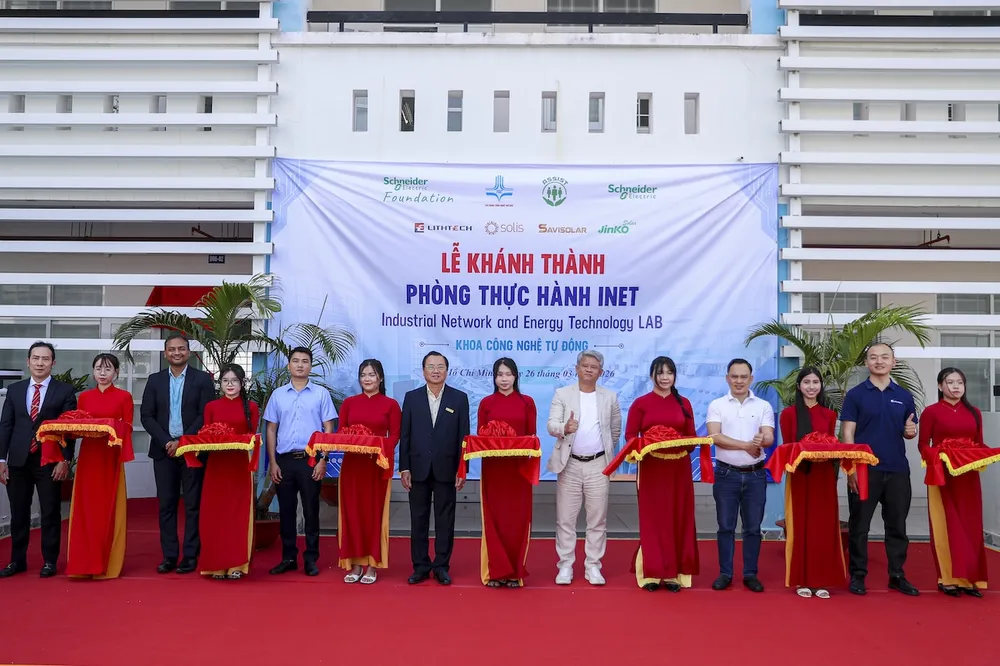 (5) Ban Giám hiệu nhà trường cùng Schneider Electric và các đối tác thực hiện nghi thức cắt băng khánh thành Phòng thực hành INET (3)..JPG